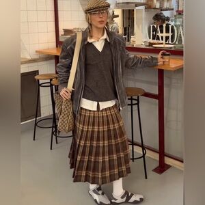 Vintage Bossiomo wool blend v-neck grey sweater vest, size men’s medium